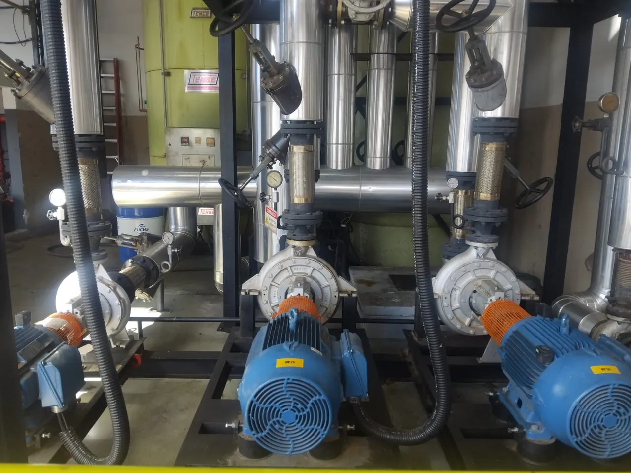 Bombas da linha RFHT para óleo térmico instaladas em empresa de embalagens em Pinhais. Foto 1 de 2.