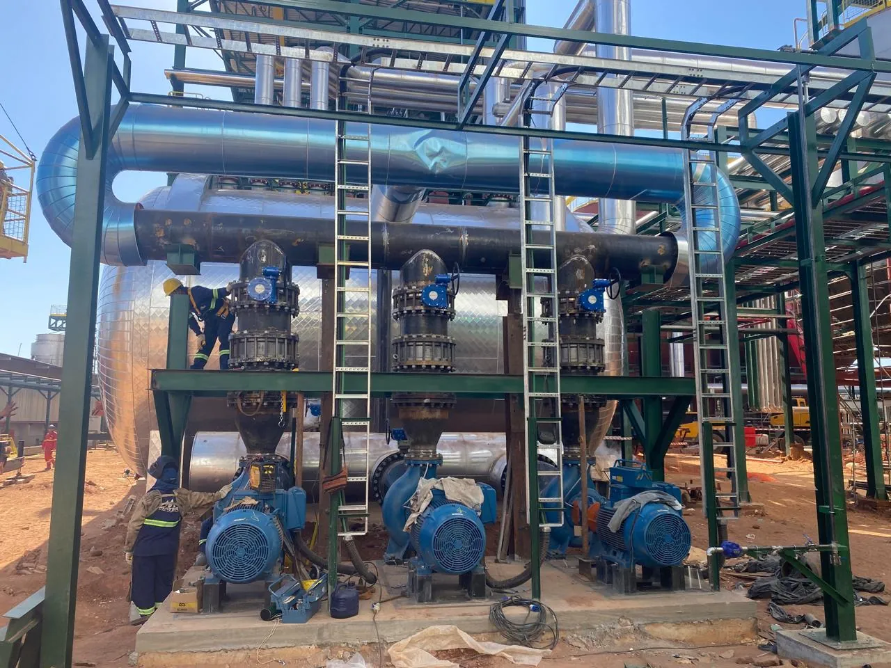 Conjuntos de bombas de la línea RF instalados para agua de refrigeración en una planta de etanol de maíz. Foto 1 de 5.